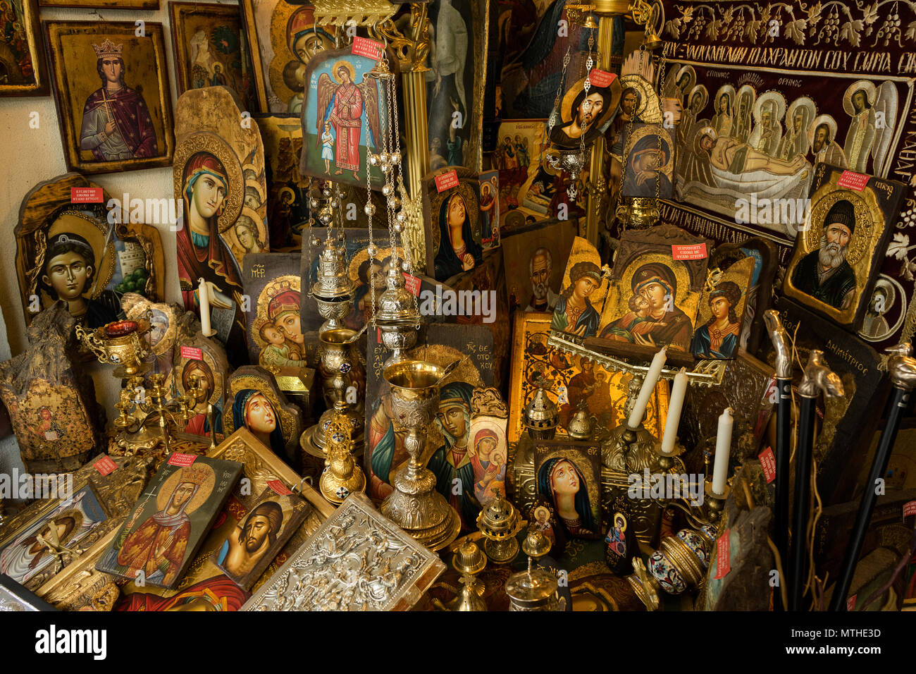 Thessaloniki, Griechenland, 09/28/2017: Bizantine Symbole für den Verkauf in einem religiösen Shop Stockfoto