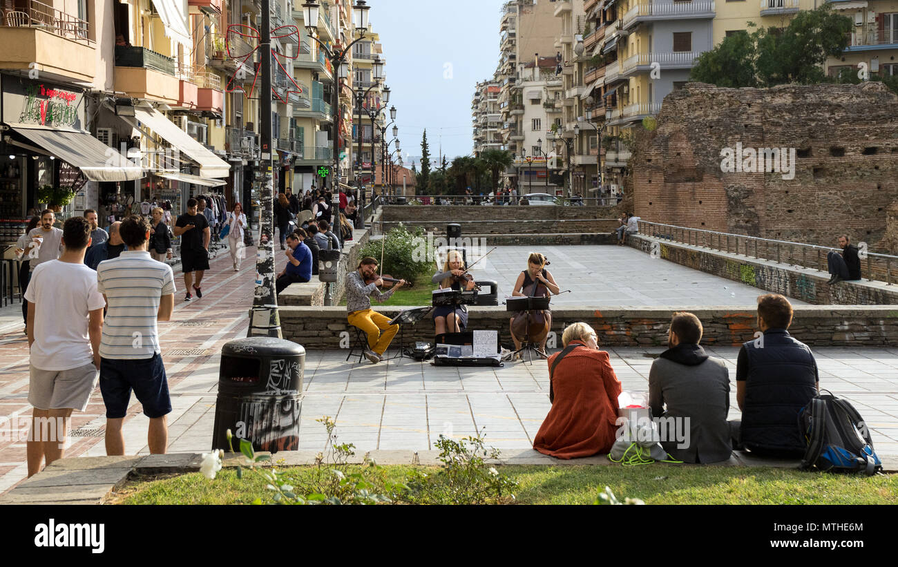 Thessaloniki, Griechenland, 29.09.2017: Musiker in Navarinou Square in Thessaloniki spielen Stockfoto