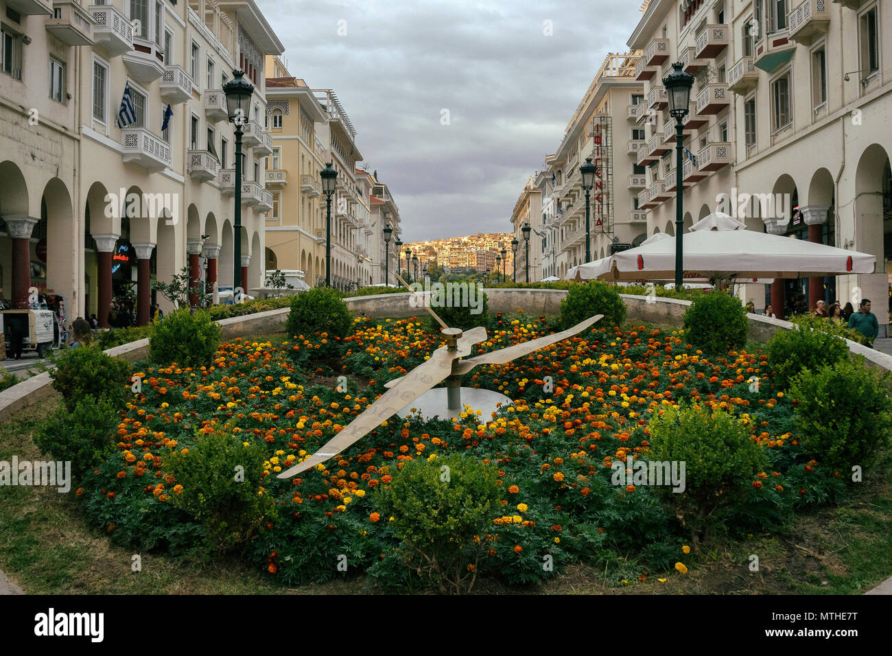 Thessaloniki, Griechenland, 29.09.2017: Uhr auf ein blumenbeet Aristotelous Square in Thessaloniki bei Sonnenuntergang. Stockfoto
