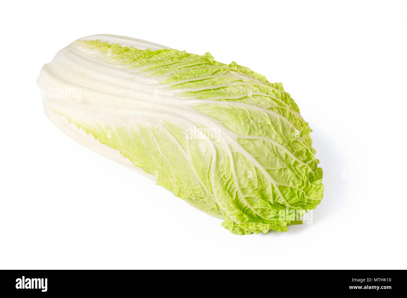 Napa cabbage Vorderansicht auf weißem Hintergrund. Chinakohl, auch genannt Nappa und wombok. Rohe, Frische, ungekochte und grünes Gemüse. Brassica rapa. Stockfoto