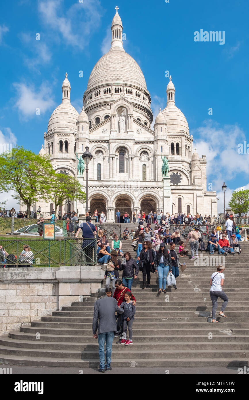 Touristische Herde Sacre-Coeur Basicica in Montmartre in Paris Frankreich zu besuchen. Stockfoto