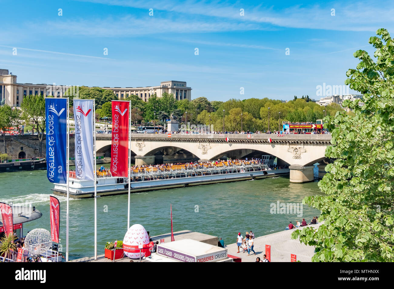 Eine der vielen Ausflugsschiffe, die Seine in Paris goesunder einem langen Brücke in Paris. Stockfoto