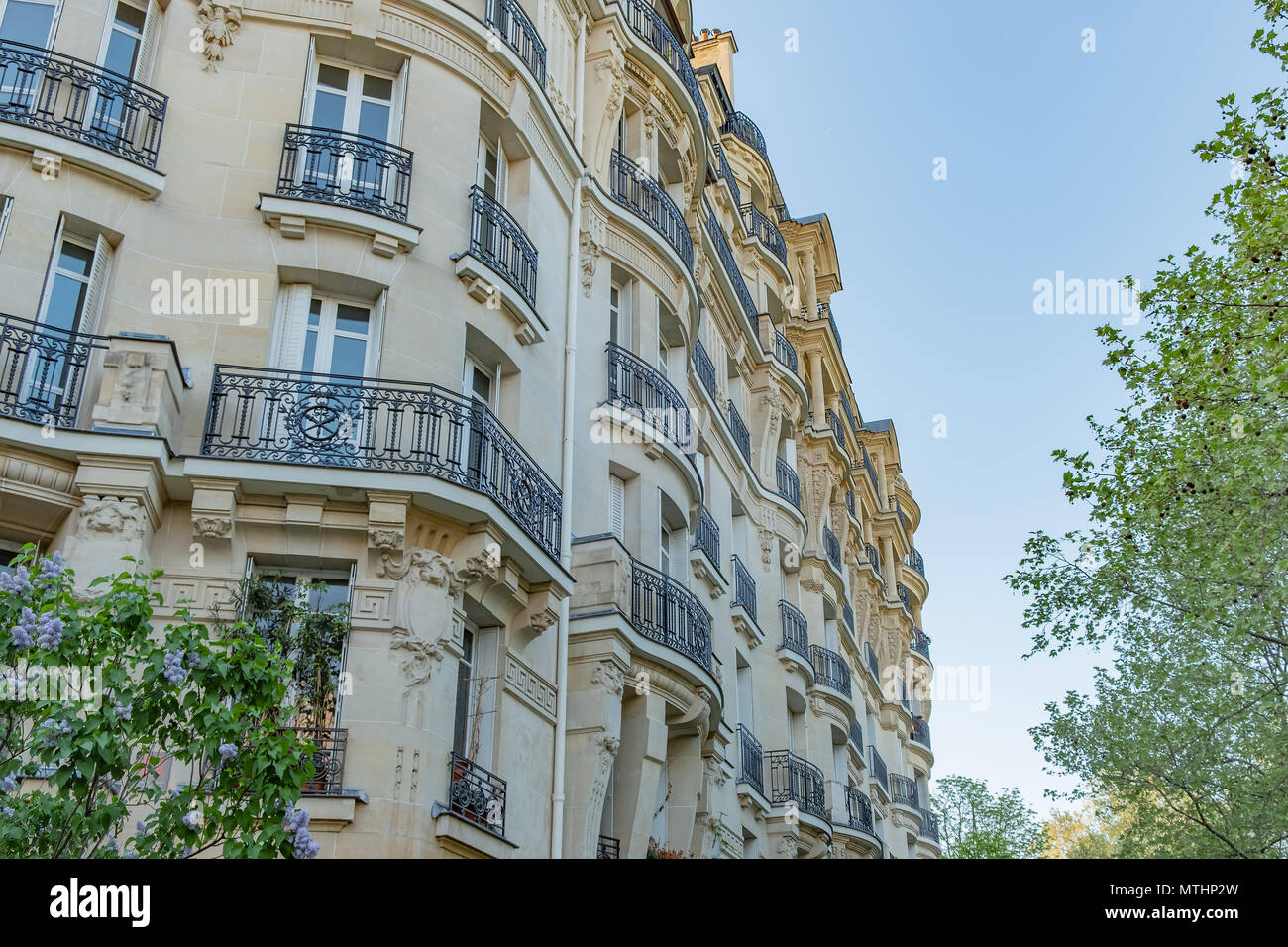 Auf der Suche nach einer typischen alten Paris Wohnung Gebäude. Stockfoto