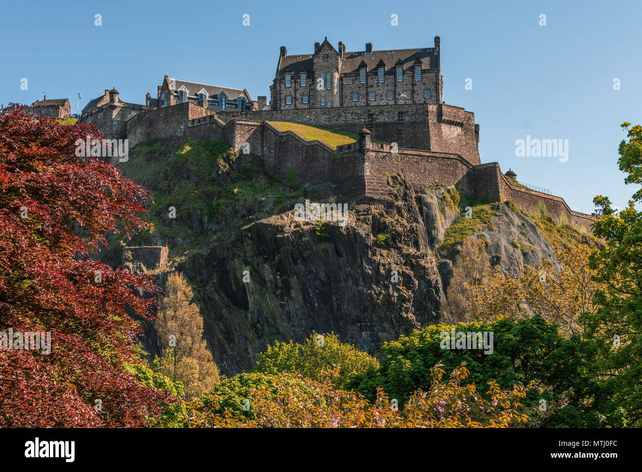 Blick auf die Burg von Edinburgh an einem sonnigen Tag. Stockfoto