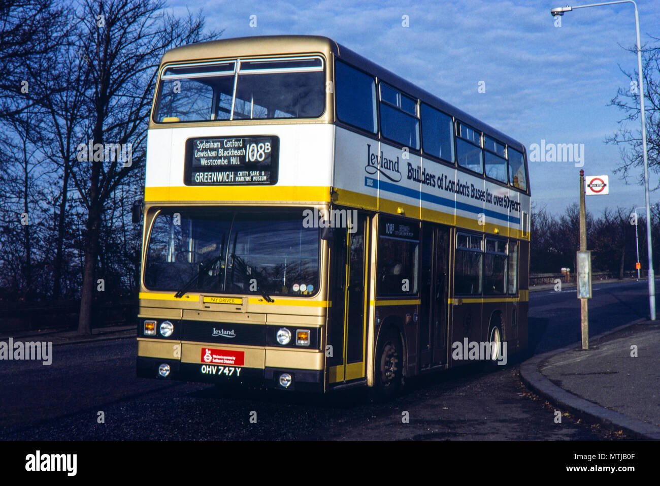 Leyland Titan 1983 Registrierung Golden Jubilee livery am Crystal Palace. Bild in der Königinnen goldene Jubiläumsjahr 2002 Stockfoto