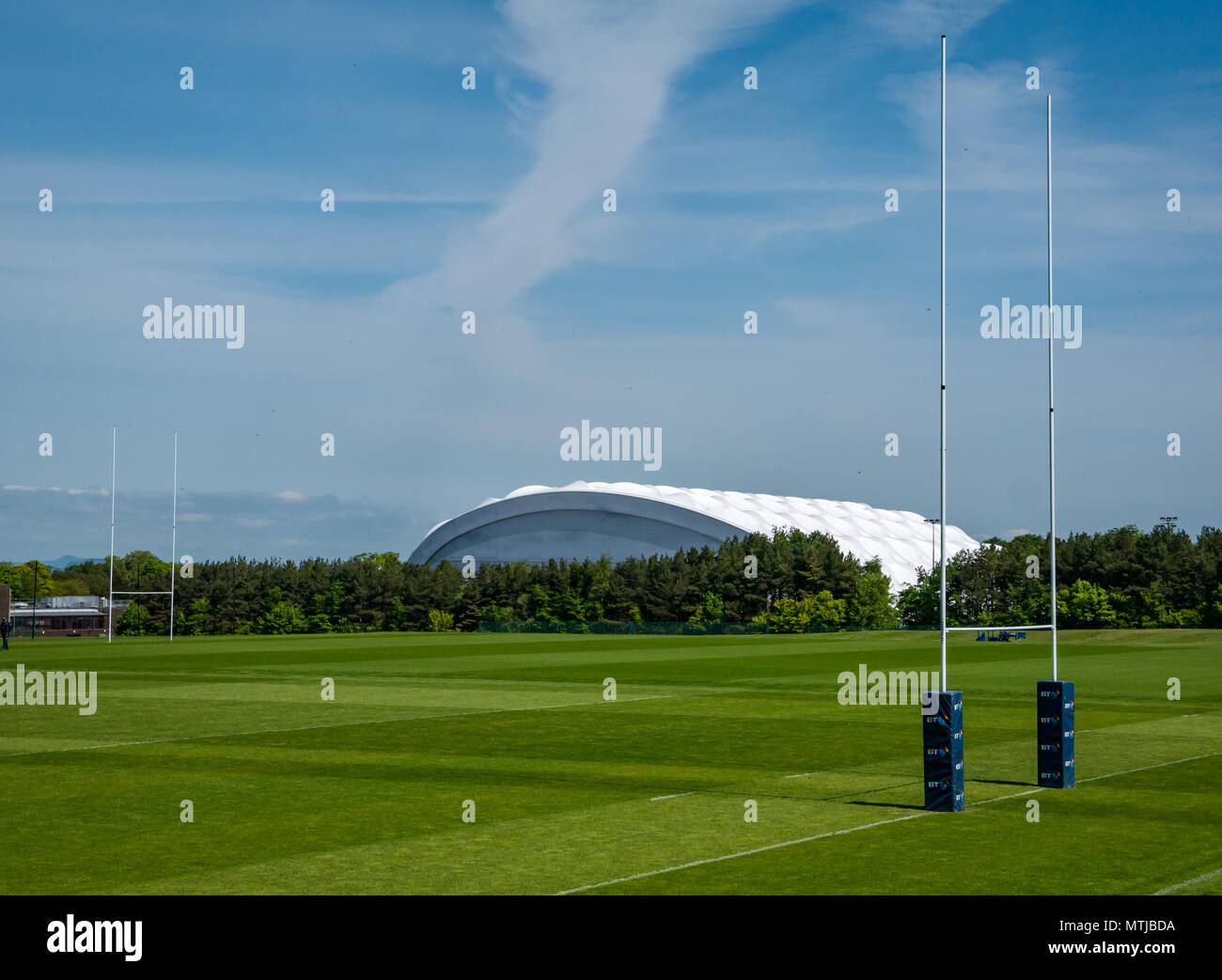 Riesige grüne Rugby Spielfeld an Oriam Sport Training Center Campus, Heriot Watt University, Edinburgh, Schottland, Großbritannien Stockfoto