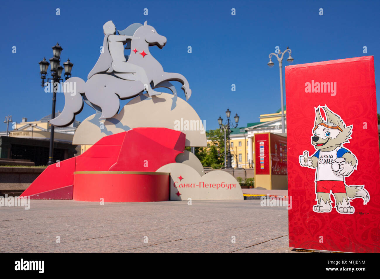 Offizielles Maskottchen der FIFA WM 2018 in Russland - Zabivaka bei Installationen von Sehenswürdigkeiten der Städte die Teilnehmer der FIFA WM 2018. Stockfoto