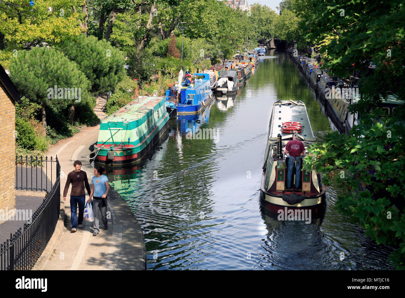 15-04 und Hausboote in Regents Canal "Klein Venedig" in London. Stockfoto