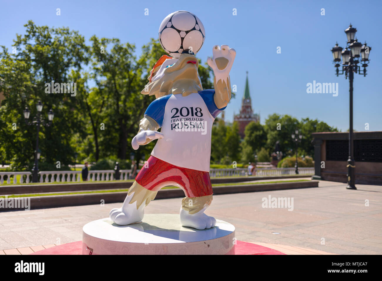 Offizielles Maskottchen der FIFA WM 2018 in Russland - Zabivaka und der Moskauer Kreml Tower im Hintergrund. Symbol der Fußball Stockfoto