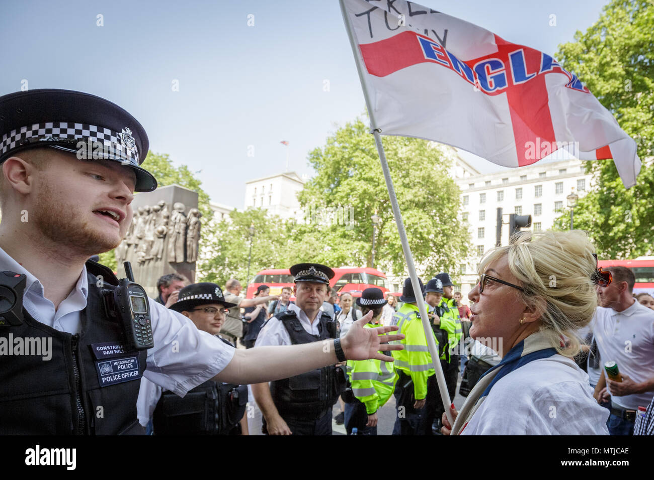 Nationalistische Unterstützer von Tommy Robinson Protest gegenüber der Downing Street in London gegen seinen jüngsten Haft wegen Missachtung des Gerichts. Stockfoto