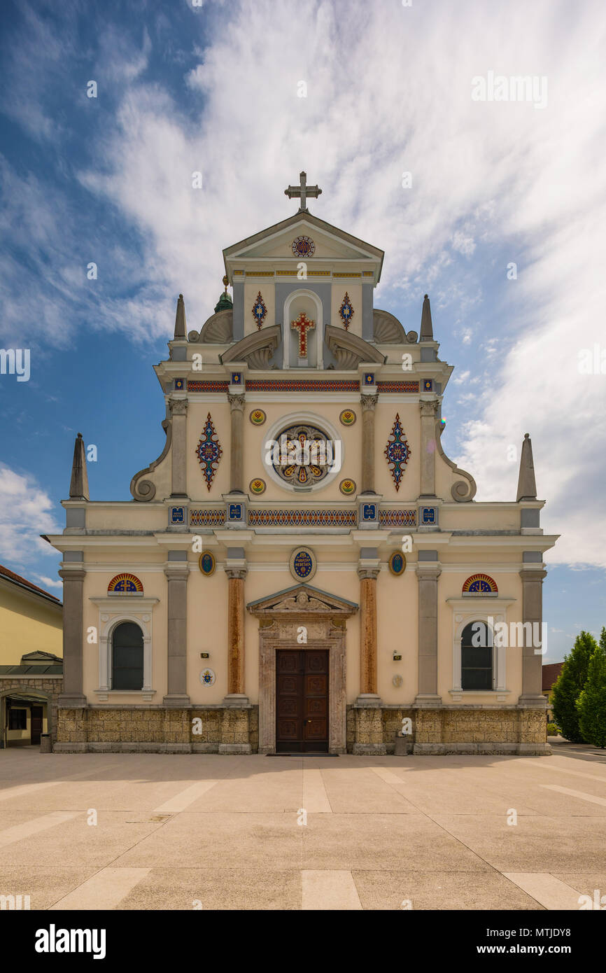 Die Kirche ist in dem schönen Dorf Brezje in der Region Gorenjska befindet. Die Basilika mit der Kapelle von St. Vitus ist hauptsächlich für die Pa bekannt Stockfoto