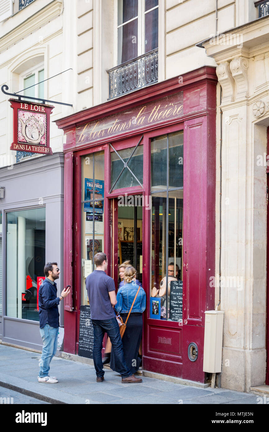 Le Loir Dans la Theiere - Der Siebenschläfer in die Teekanne, beliebte Teehaus/Französisches Restaurant im Marais, Paris, Frankreich Stockfoto