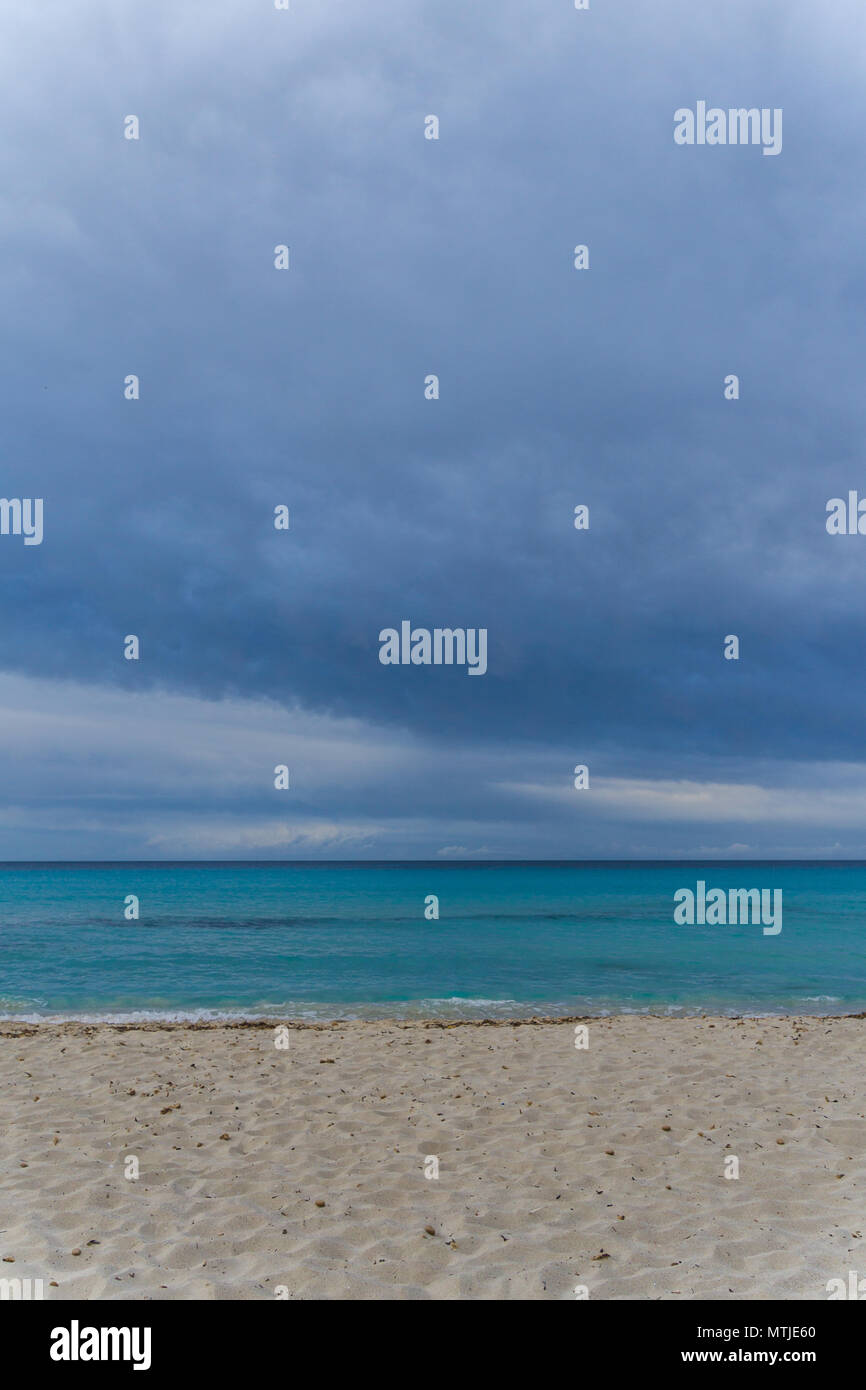 Mallorca, Dunkle bewölkter Himmel über weissen sand natur Strand Landschaft von Cala Millor Stockfoto