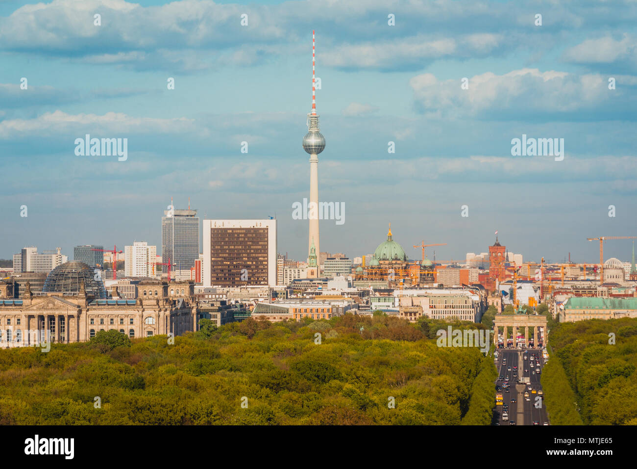 Berliner Skyline Antenne - Brandenburger Tor, Reichstag, Fernsehturm und dem Roten Rathaus Stockfoto