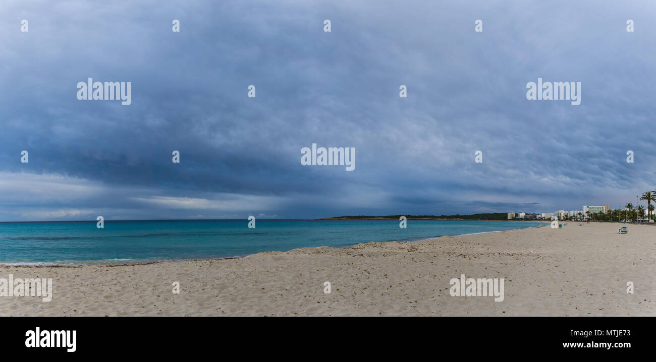Mallorca, dramatische Himmel von thundery Atmosphäre am Sandstrand von holiday island XXL Panorama Stockfoto