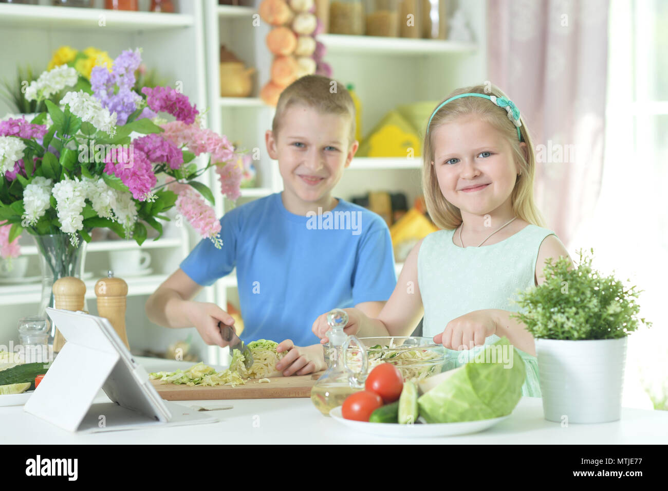 Süße kleine Bruder und Schwester kochen Stockfoto