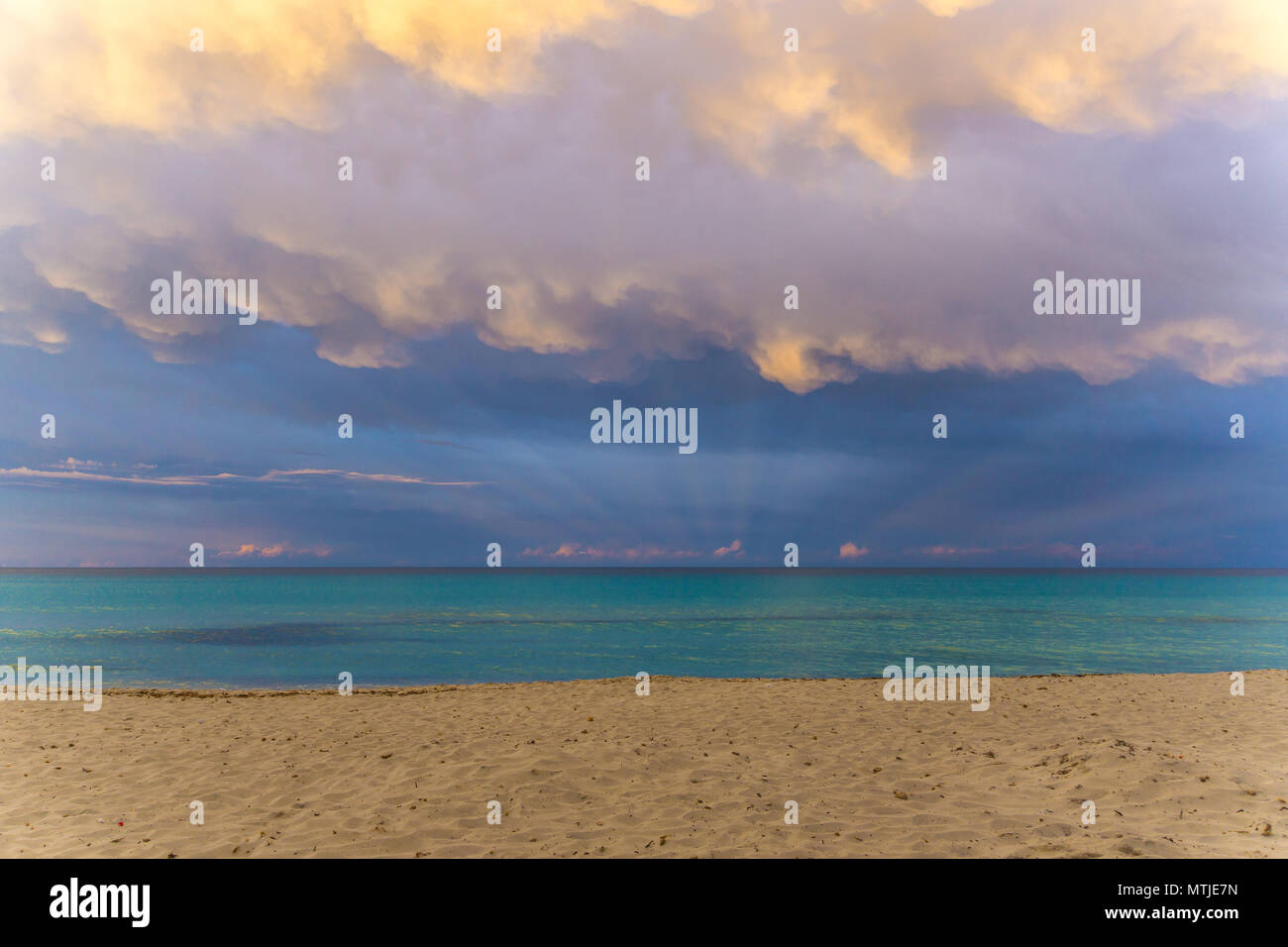 Mallorca, einzigartiges Naturschauspiel von bunt leuchtenden Himmel in der Dämmerung am Strand Stockfoto