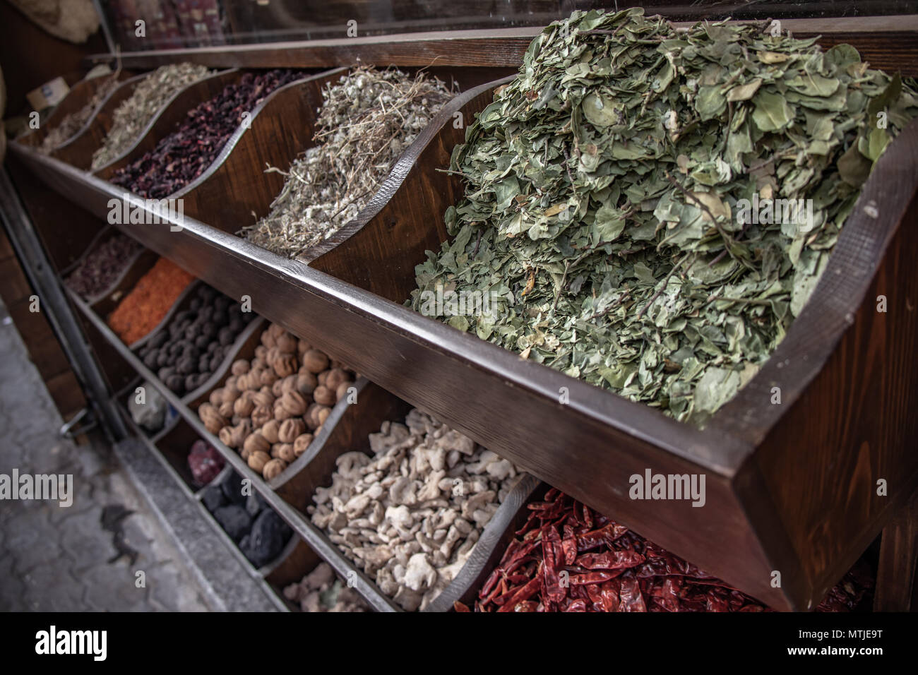 Fächer frisch getrocknete Gewürze und Kräuter auf lokaler, der Markt im Souk in Amman, Jordanien. Stockfoto