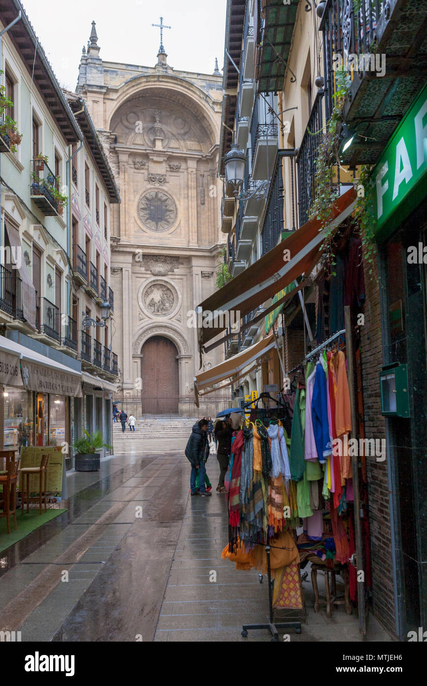 Blick auf die Kathedrale von Granada von der Calle Marqués de Cáceres, Granada, Andalusien, Spanien Stockfoto