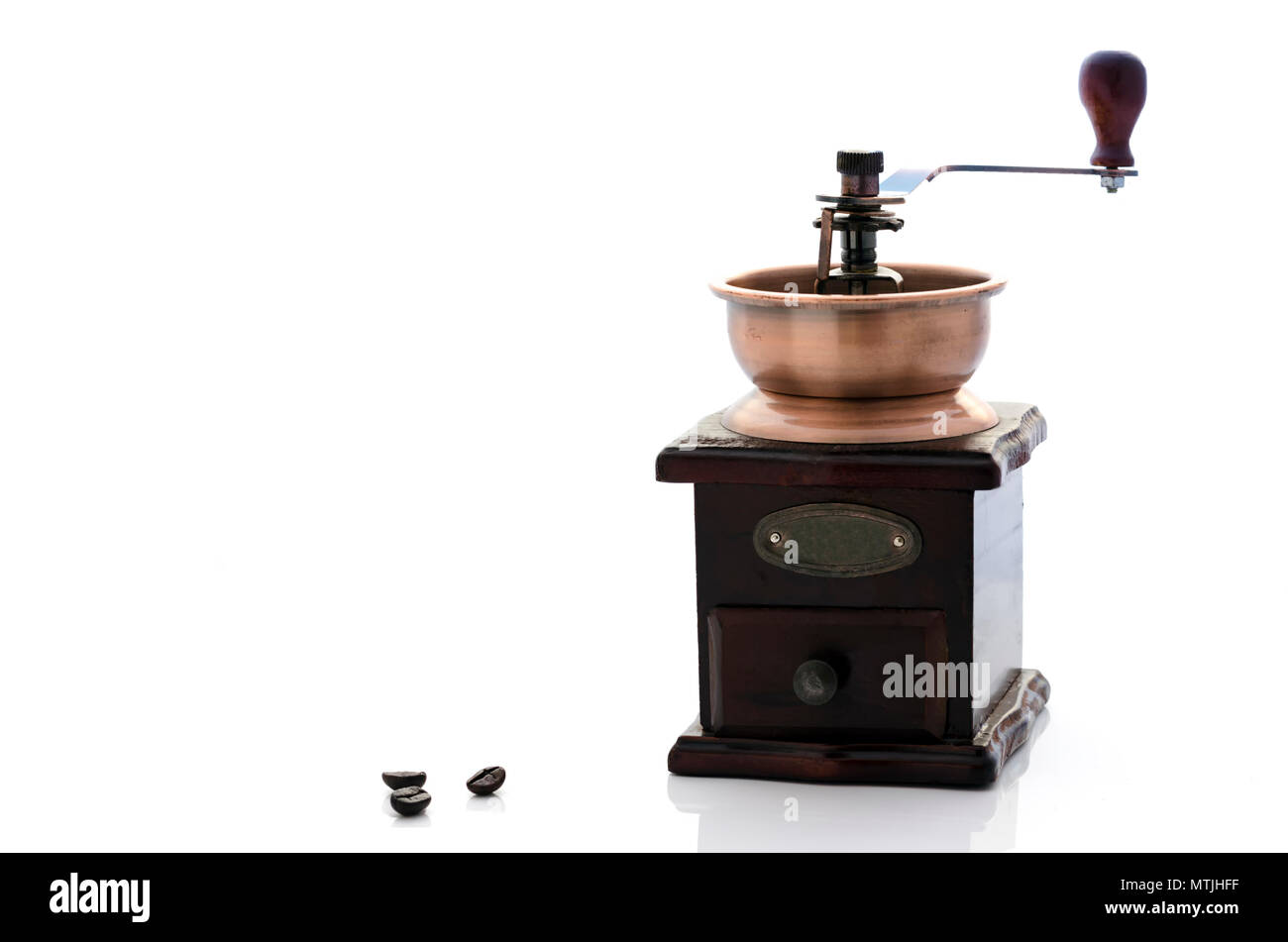 Holz- vintage Grinder und Kaffeebohnen auf weißem Hintergrund mit Kopie Raum Stockfoto