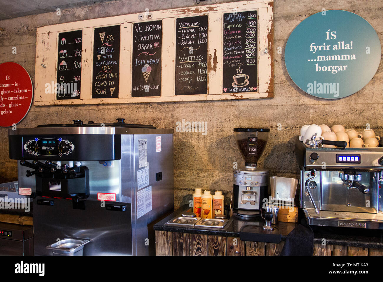 Die Küche des Restaurants Vogafjós befindet sich im Cowshed Café und bietet hausgemachte lokale Gerichte wie geräucherte Forelle, Mozzarella, Salat und Käse sowie Eis. Island. Stockfoto