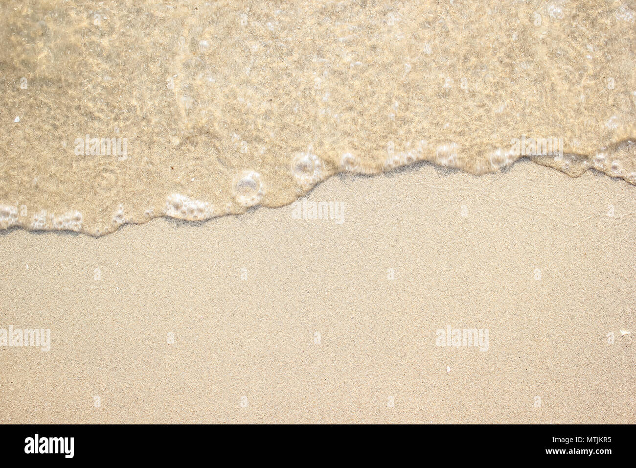 Weiche und klare Meer Wellen am Strand sand Hintergrund. Stockfoto