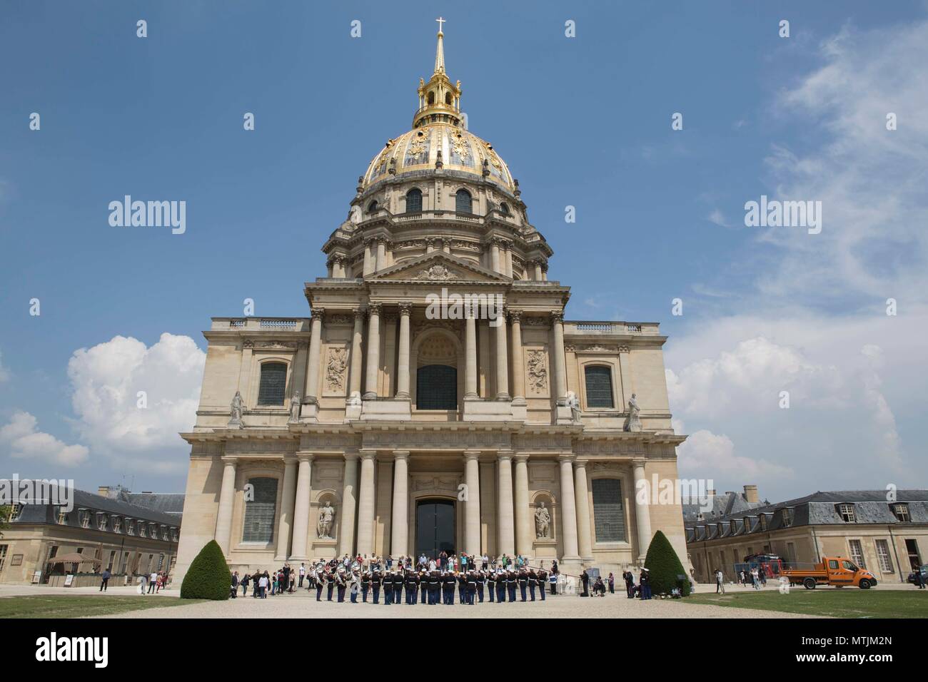 Us-Marines mit den 2d-Marine Division Band in Les Invalides, Paris, Frankreich, 22. Mai 2018 durchführen. Die Band hielt eine weeklong Reihe von Konzerten in verschiedenen Teilen Frankreichs im Gedenken an den 100. Jahrestag der Schlacht von Belleau Wood. Diese Veranstaltung erfolgt über das Memorial Day Wochenende und Ehre das Vermächtnis der Service Mitglieder, die ihr Leben für die Verteidigung der Nation und Hommage an Ihre ultimative Opfer gab zu reflektieren. (U.S. Marine Corps Foto von Lance Cpl. Alex A. Quiles) Stockfoto