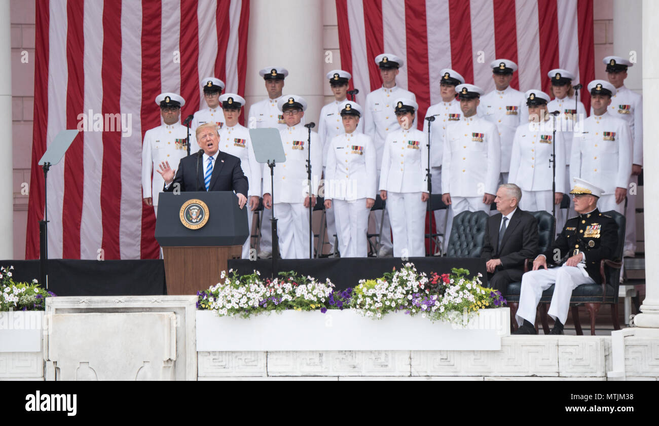 Präsident Donald J. Trumpf liefert den Memorial Day Adresse während des 150-jährlichen (Department of Defense, DoD) National Memorial Tag Beachtung durch die Verteidigungsminister auf dem Arlington National Cemetery, 28. Mai 2018 veranstaltet. Senior Leadership aus der ganzen DoD gesammelt zu Ehren Amerikas militärische Service Mitglieder gefallen. (DoD Foto von U.S. Army Sgt. James K. McCann) Stockfoto