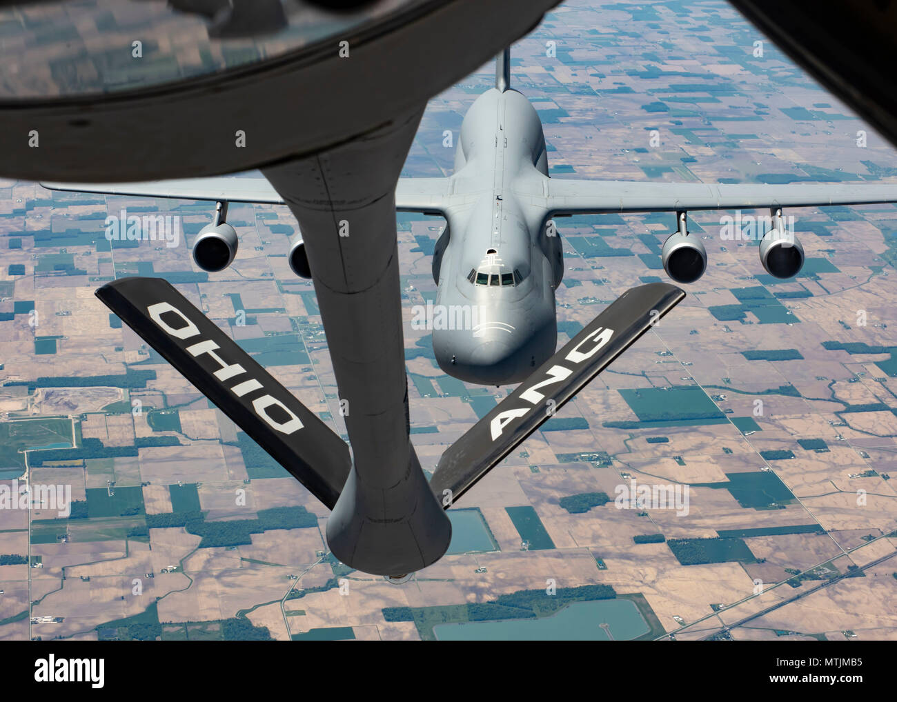 Einer KC-135 Stratotanker mit Die 121 Luftbetankung Flügel, Ohio tankt eine C-5 Galaxy mit dem 436Th Airlift Wing von Dover Air Force Base, Arizona im Himmel über Northern Ohio 24. Mai 2018. Die Passagiere auf den Klerus Stratotanker waren Mitglieder von Kultstätten in der Nähe von Rickenbacker Air National Guard Base, Ohio. (U.S. Air National Guard Foto von Airman 1st Class Tiffany A. Emery) Stockfoto