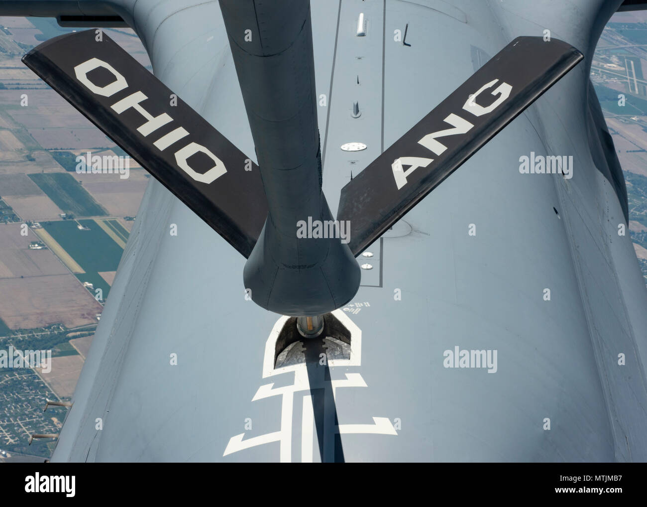 Einer KC-135 Stratotanker mit Die 121 Luftbetankung Flügel, Ohio tankt eine C-5 Galaxy mit dem 436Th Airlift Wing von Dover Air Force Base, Arizona im Himmel über Northern Ohio 24. Mai 2018. Die Passagiere auf den Klerus Stratotanker waren Mitglieder von Kultstätten in der Nähe von Rickenbacker Air National Guard Base, Ohio. (U.S. Air National Guard Foto von Airman 1st Class Tiffany A. Emery) Stockfoto
