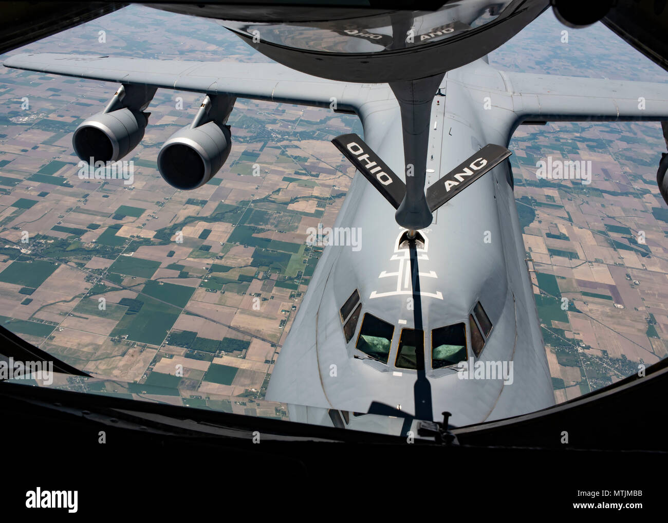 Einer KC-135 Stratotanker mit Die 121 Luftbetankung Flügel, Ohio tankt eine C-5 Galaxy mit dem 436Th Airlift Wing, Delaware im Himmel über Northern Ohio 24. Mai 2018. Die Passagiere auf den Klerus Stratotanker waren Mitglieder von Kultstätten in der Nähe von Rickenbacker Air National Guard Base, Ohio. (U.S. Air National Guard Foto von Airman 1st Class Tiffany A. Emery) Stockfoto