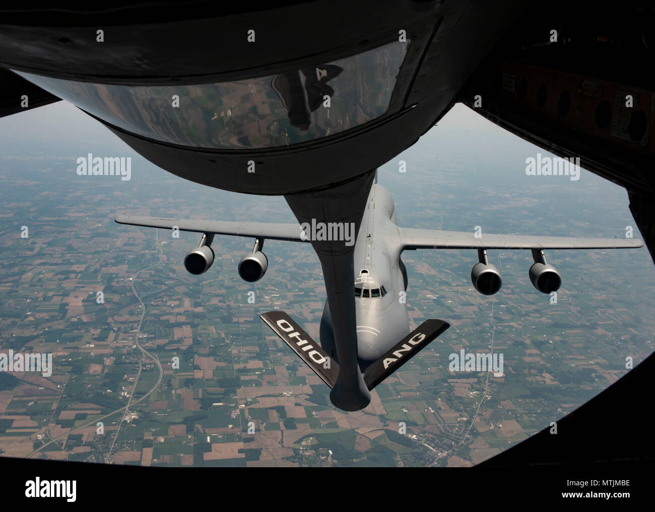 Einer KC-135 Stratotanker mit Die 121 Luftbetankung Flügel, Ohio, betankt Eine C-5 Galaxy mit dem 436Th Airlift Wing von Dover Air Force Base, Arizona im Himmel über Northern Ohio 24. Mai 2018. Die Passagiere auf den Klerus Stratotanker waren Mitglieder von Kultstätten in der Nähe von Rickenbacker Air National Guard Base, Ohio. (U.S. Air National Guard Foto von Airman 1st Class Tiffany A. Emery) Stockfoto