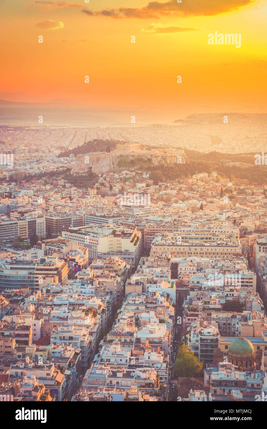Stadtbild von Athen mit Acorpolis Hügel und Meer im Abendlicht, Griechenland, getönt Stockfoto