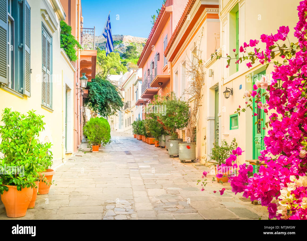 Kleine gepflasterte Strasse von Placa Bezirk mit Akropolis in Athen, Griechenland mit Blumen, getönt Stockfoto