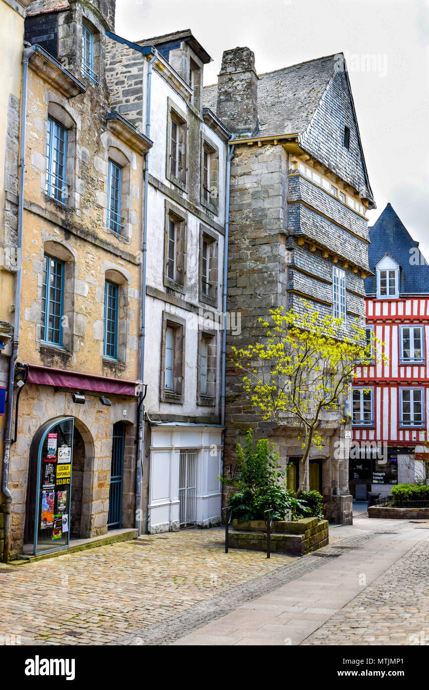 Fachwerkhäusern und Steinbauten in der alten mittelalterlichen Stadt Quimper, Bretagne, Frankreich. Stockfoto