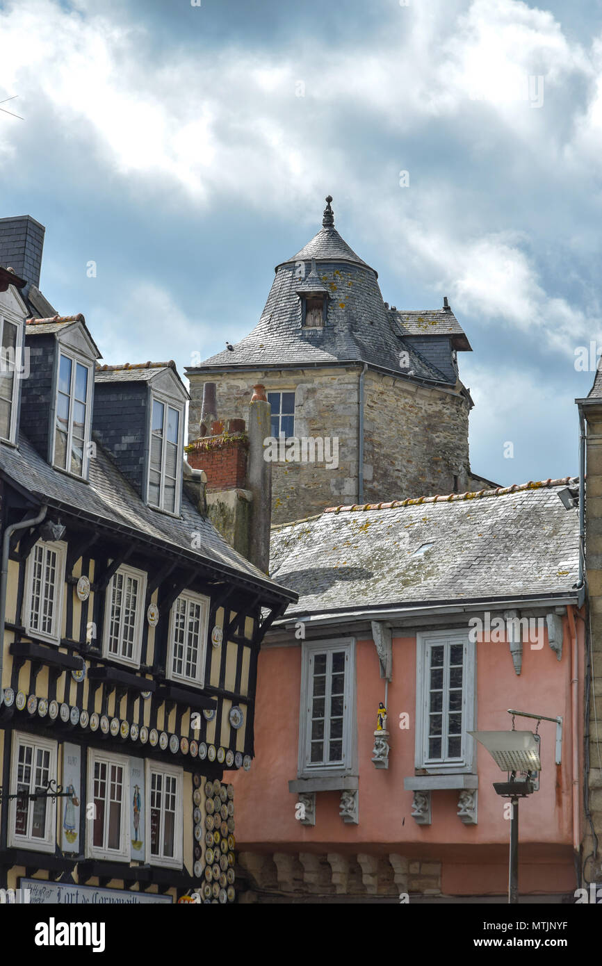 Dachterrasse Durcheinander in der historischen Stadt Quimper in der Finistere Bretagne, Frankreich. Stockfoto