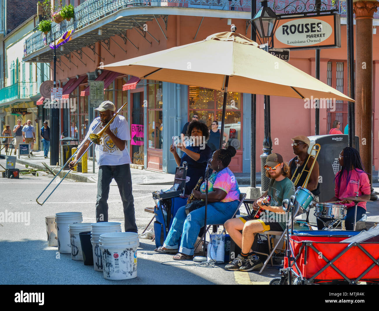 New Orleans, LA - 19.09.24, 2017: Straßenmusiker spielen in New Orleans French Quarter. Musik ist ein Rückgrad auf die Straßen des French Quarter. Stockfoto