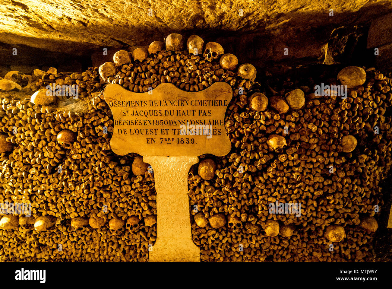 Die makabere Welt der Pariser Katakomben gefüllt mit skelettresten sorgt für eine sehr außergewöhnliche touristische Attraktion Stockfoto
