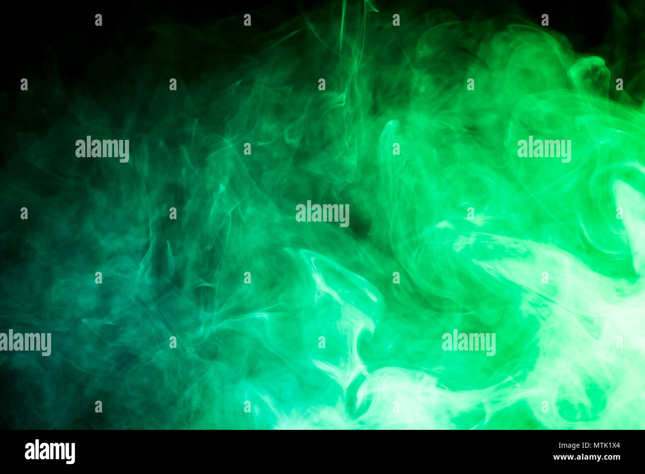 Dichten, grünen Rauch auf einem schwarzen Hintergrund isoliert. Hintergrund der Rauch vape Stockfoto