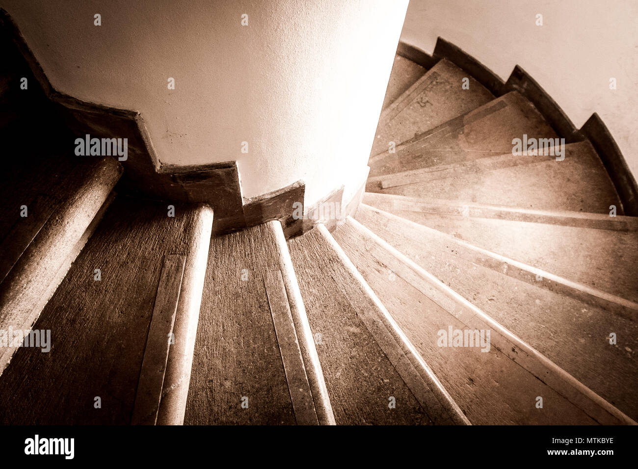 Wendeltreppe in Schwarz und Weiß. Stockfoto