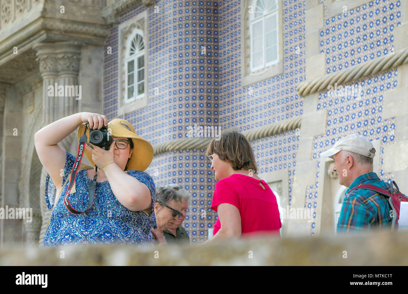 Fette Frau verwendet Ihre DSLR und geniessen Sie die Bilder von Pena Palast in Sintra, Portugal. Stockfoto