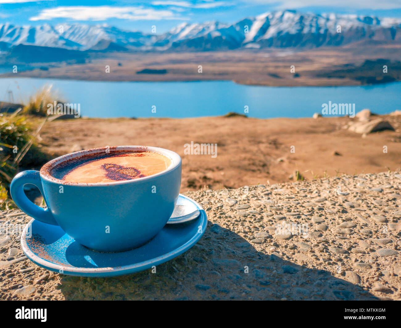 Eine Tasse Kaffee vor dem Hintergrund der schneebedeckten Berge Stockfoto