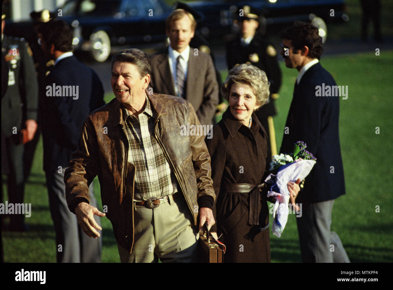 Washington, DC, US-Präsident Ronald Reagan und First Lady Nancy Reagan Ausscheiden aus dem Weißen Haus für Camp David. Foto von Dennis Brack Stockfoto