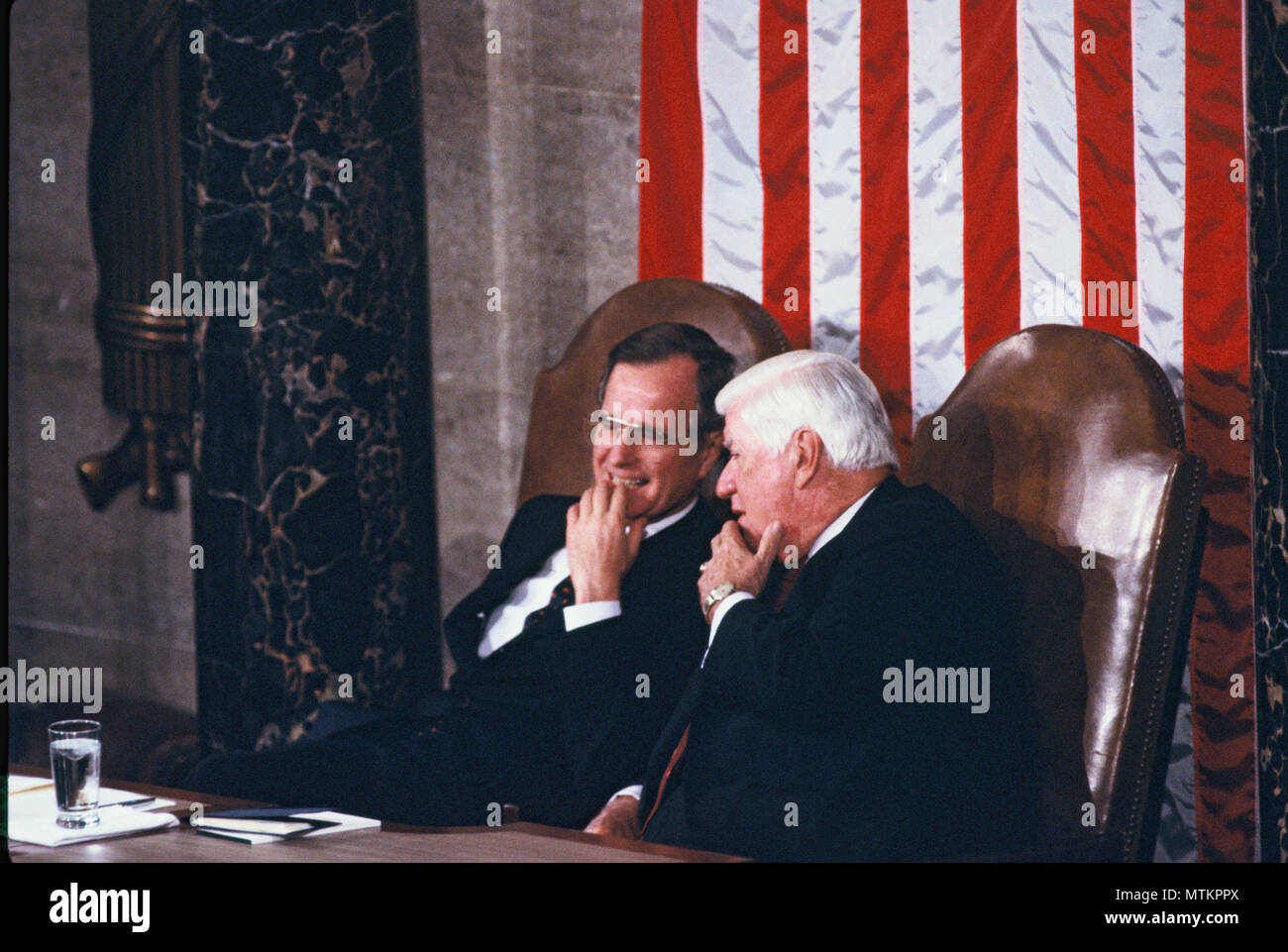 Washington, DC 1985/02/06 Vice President George HW Bush und Lautsprecher Tip O'Neil sprechen, bevor Präsident Ronald Reagan der Zustand der Union Http://ip address ein. Foto von Dennis Brack Stockfoto