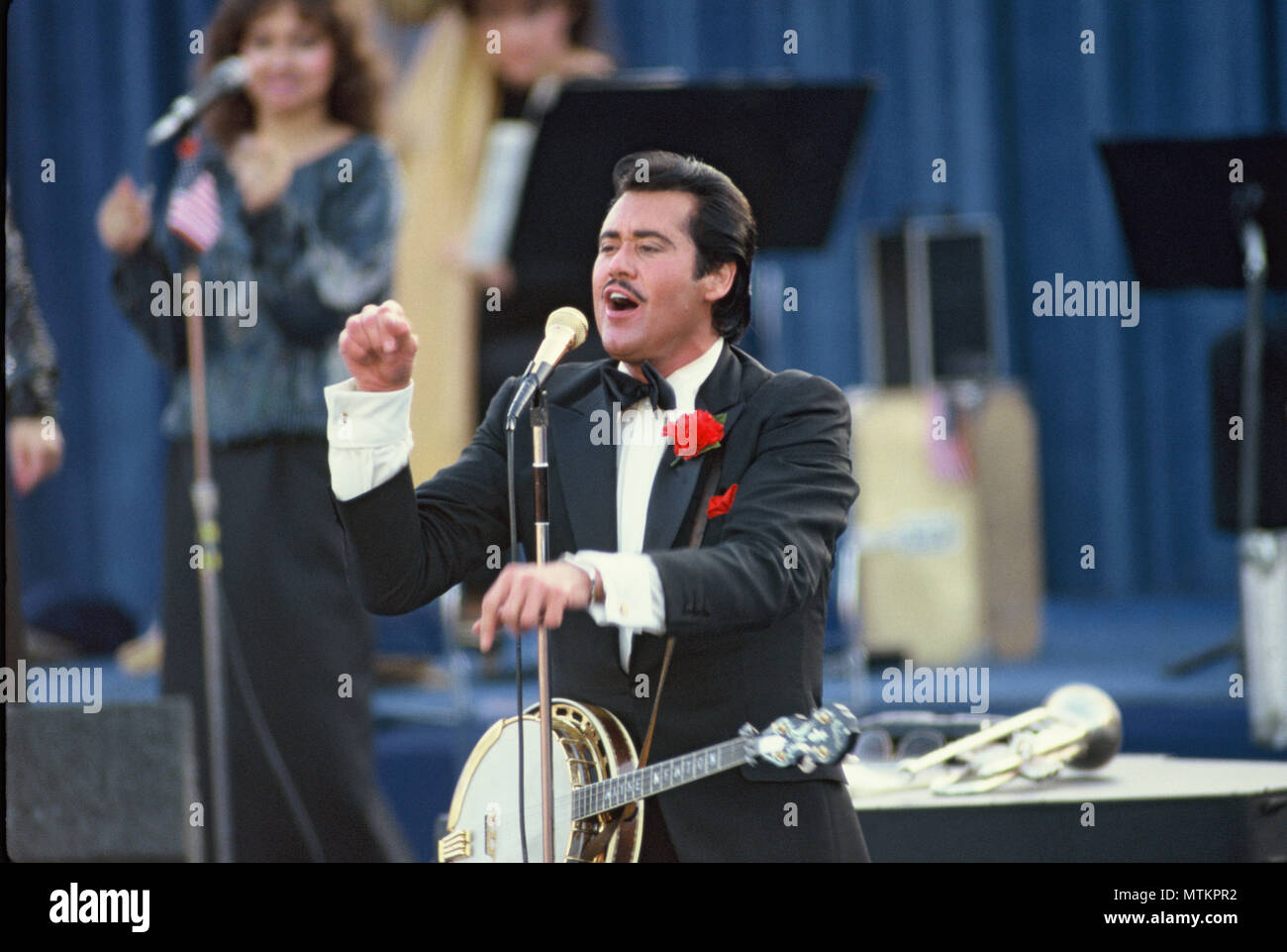 Washington, DC 1984/01/20 Wayne Newton führt auf eine Auftaktveranstaltung für Ronald Reagans zweite Einweihung Foto von Dennis Brack Stockfoto