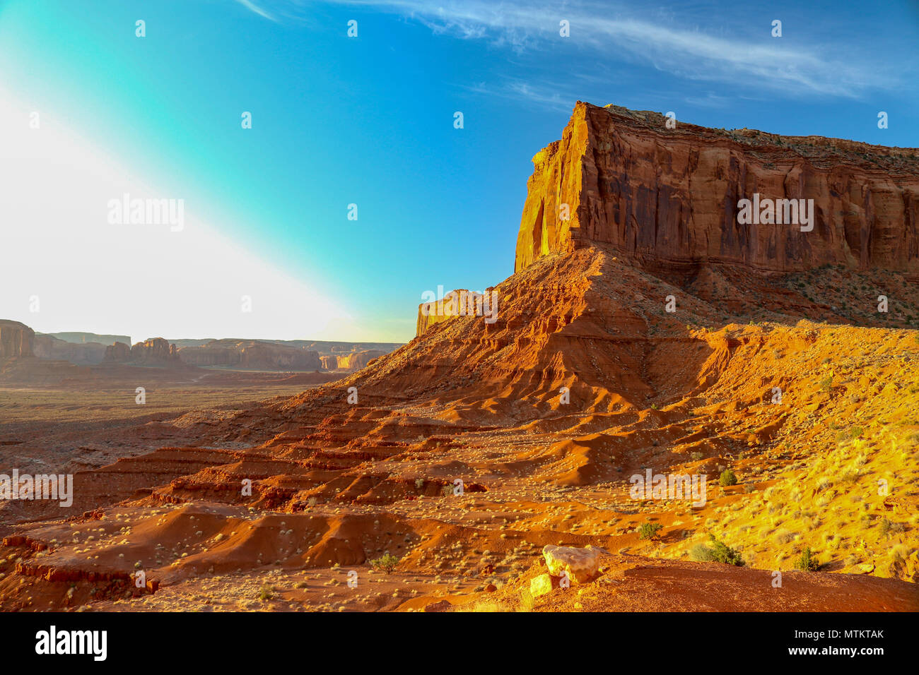 Wie die Sonnenaufgänge über dem Tal der berühmten Denkmäler die Farben der Wüste zum Leben Stockfoto