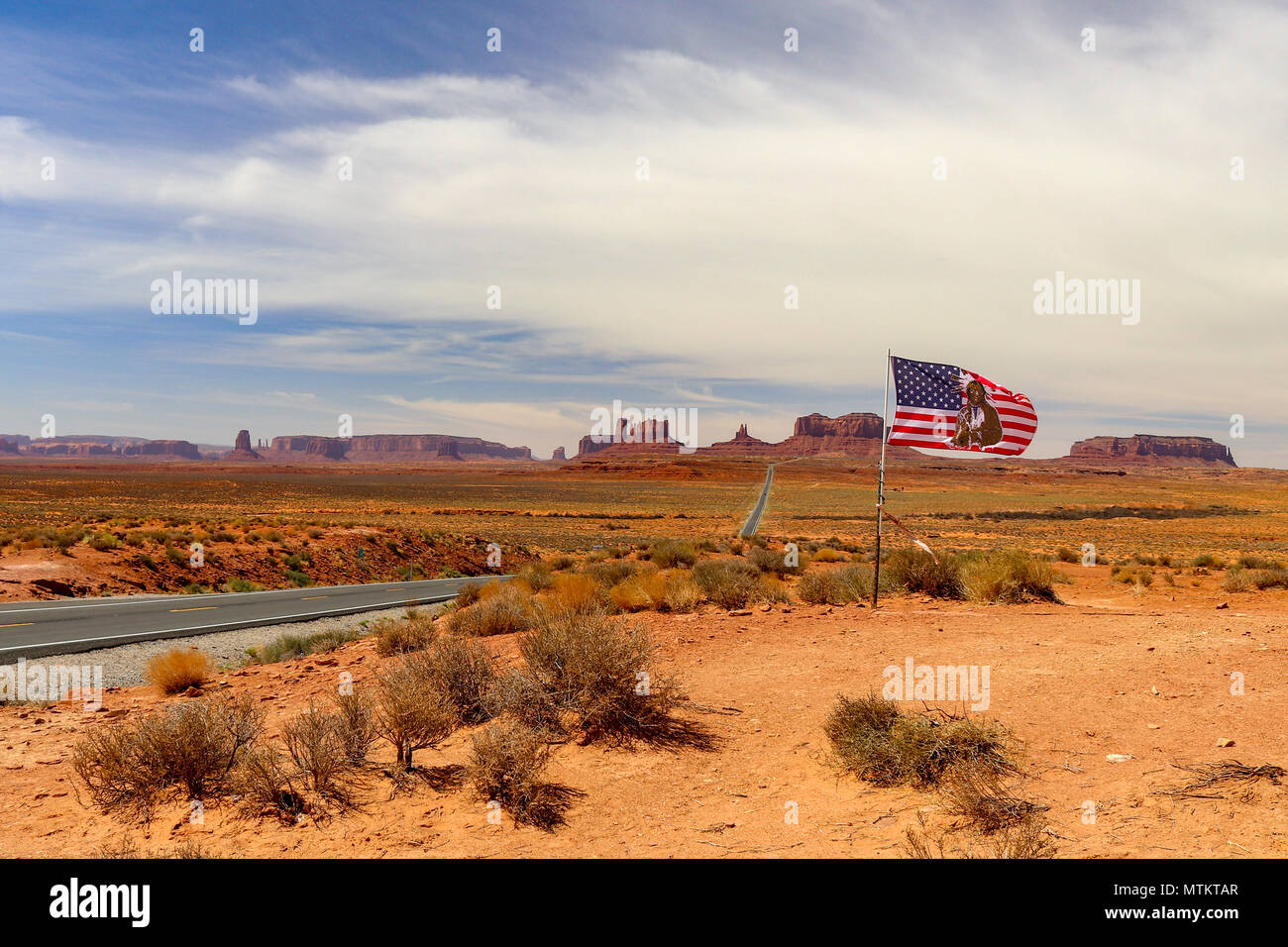 Dieses berühmten Hwy 163 in Utah reist quer durch die Wüste in Richtung Monument Valley. Stockfoto