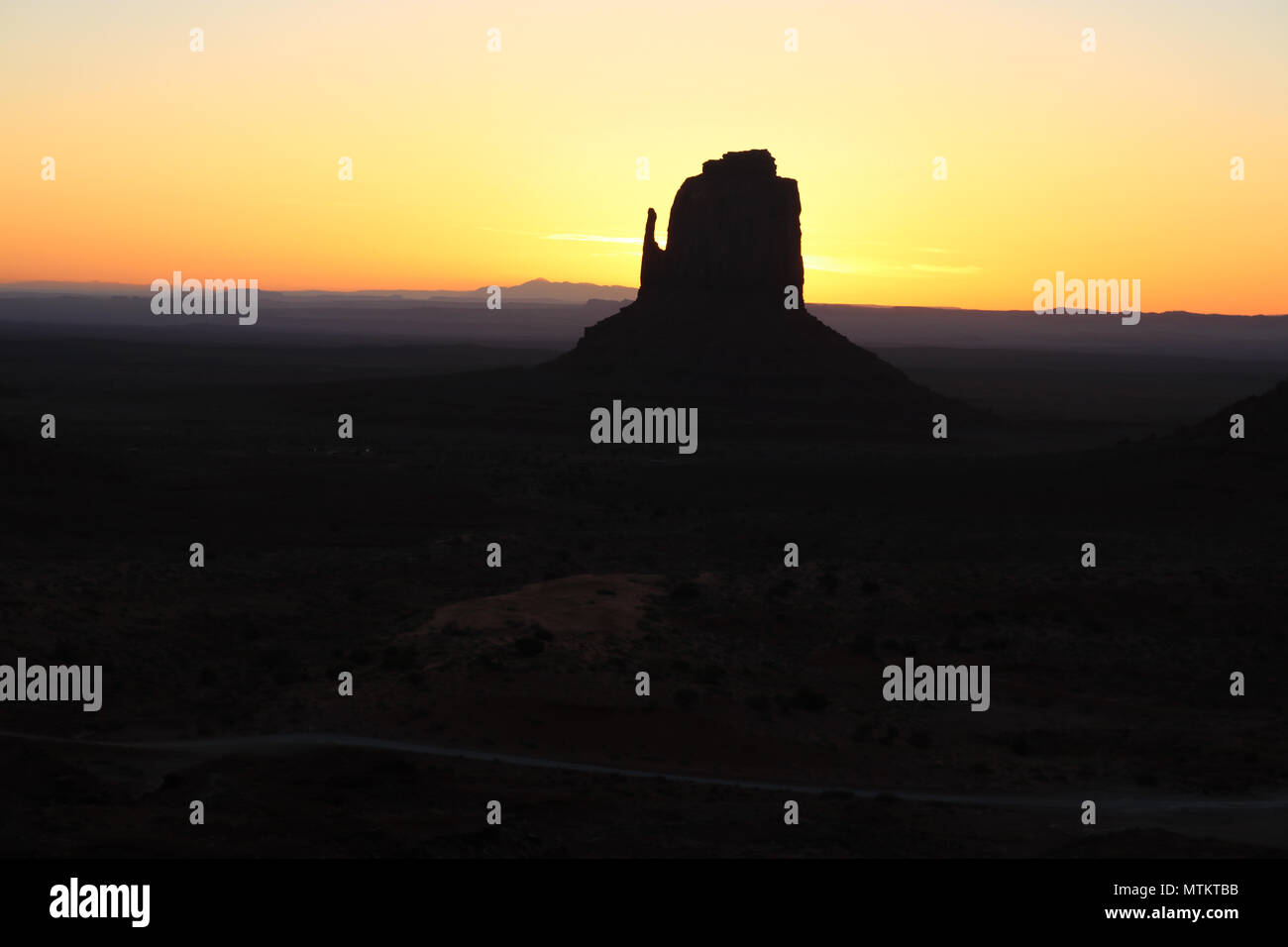 Die Sonnenaufgänge über dieses schöne Denkmal im Monument Valley Utah dieses Bild ein Aquarell Effekt geben Stockfoto