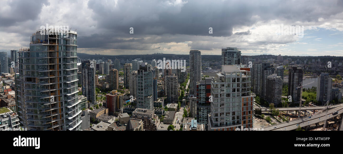 Antenne Panoramablick auf ein wunderschönes modernes Stadtbild während eines bewölkten Tag. in der Innenstadt von Vancouver, British Columbia, Kanada. Hohe Qualität und Reso Stockfoto