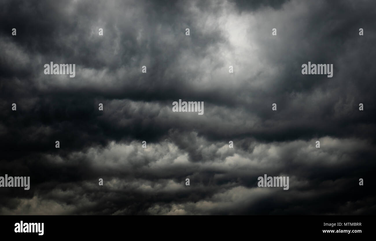 Dramatische dunklen Himmel und Wolken. Bewölkter Himmel Hintergrund. Black Sky vor Gewitter und Regen. Hintergrund für Tod, traurig, Trauer oder Depression. Stockfoto